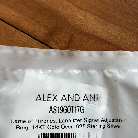 GOT Lannister signet ring NWT - Picture 3 of 3